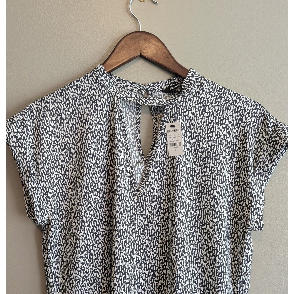 NWT Express Womens Medium Black White Abstract Print Mock Neck Blouse Top SS